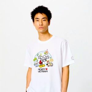 Exclusive Uniqlo Disney Mickey & Minnie Mouse Foodie Cuisine White Shirt HTF